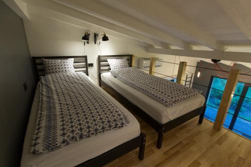 Ένα ή περισσότερα κρεβάτια σε δωμάτιο στο Vecbulduri Apartment Jurmala