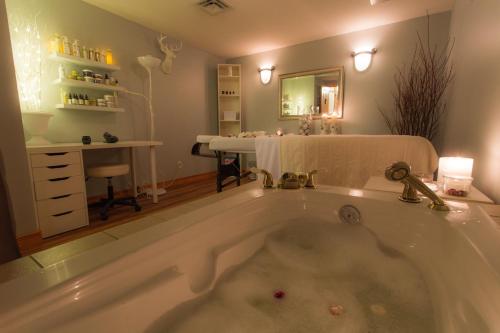 een groot bad in een badkamer met een bureau bij Lizard Creek Lodge in Fernie