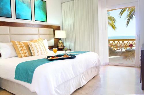 Ένα ή περισσότερα κρεβάτια σε δωμάτιο στο Las Villas Hotel & Golf By Estrella del Mar