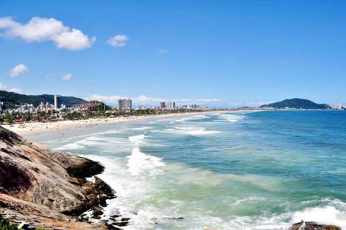 - une vue sur la plage et l'océan dans l'établissement COMFORT GUARUJÁ ENSEADA APARTMENT 26 WIFI, GARAGEM e AR CONDICIONADO, à Guarujá