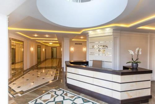 New apartments in Arcadia sea view في أوديسا: بهو فندق مع مكتب استقبال
