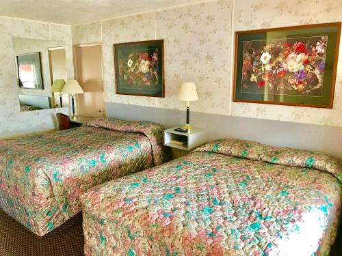 מיטה או מיטות בחדר ב-Travelers Inn Motel