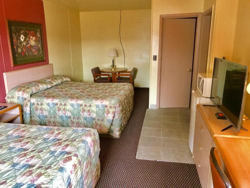 Krevet ili kreveti u jedinici u objektu Travelers Inn Motel