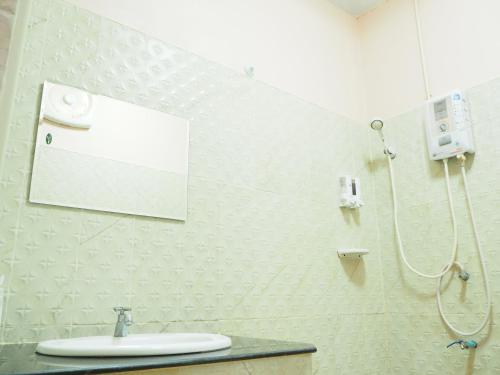 Ban Lai Ngao的住宿－康柯麗德度假酒店，一间带水槽和淋浴的浴室