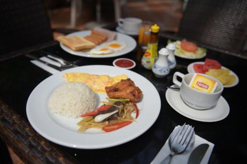 a table with a plate of food with rice at Villa Navin Beach Residence in Jomtien Beach