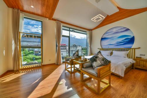 sypialnia z łóżkiem, biurkiem i oknami w obiekcie Yunshuo Dali Light luxury Guesthouse w mieście Dali