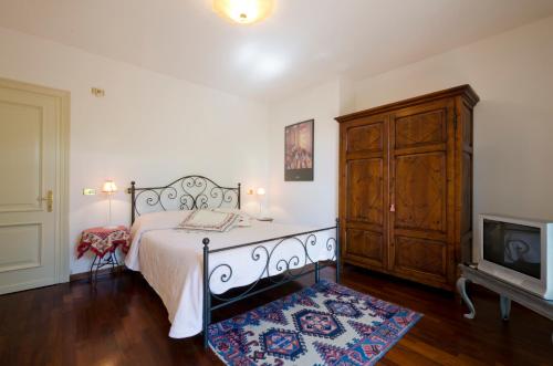 ペルージャにあるIl Giardino di Matildeのベッドルーム(ベッド1台、ドレッサー、テレビ付)