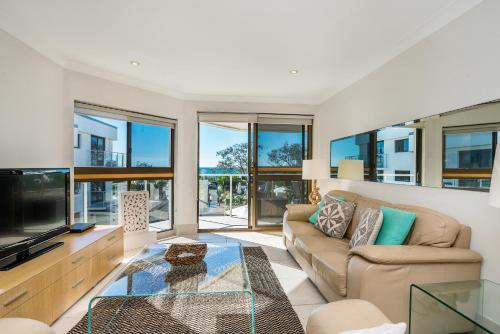 Televisyen dan/atau pusat hiburan di Bayview Beachfront Apartments, in town right on the beach