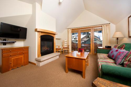 Televisyen dan/atau pusat hiburan di Zephyr Mountain Lodge