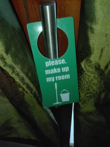 a sign that says please make up my room at Swara Homestay 2 in Nusa Lembongan
