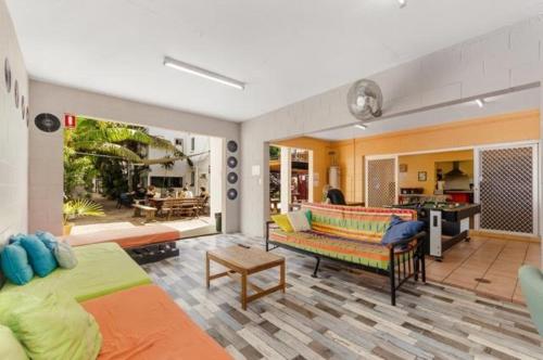 sala de estar con 2 camas y sofá en Civic Guesthouse, en Townsville