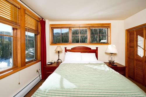 um quarto com uma cama e algumas janelas em Zephyr Mountain Lodge em Winter Park