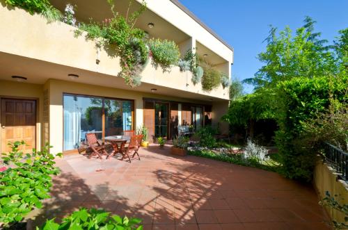a patio with a table and chairs in front of a house at Il Giardino di Matilde in Perugia