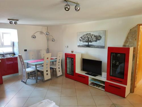 Μια τηλεόραση ή/και κέντρο ψυχαγωγίας στο Apartment Chuck