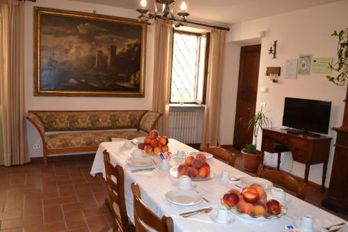 uma sala de jantar com uma mesa com fruta em Agriturismo Montecorona em Umbertide