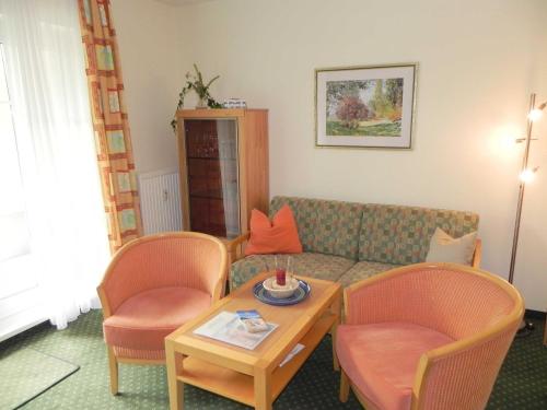 アールベックにあるFerienwohnung 1 04 Inselstrandのリビングルーム(ソファ、椅子、テーブル付)