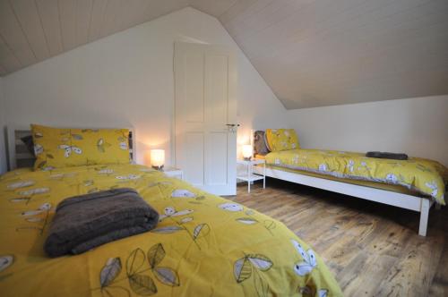 インターラーケンにあるInterlaken Central 4のベッドルーム(黄色のベッド1台、黄色の毛布付)