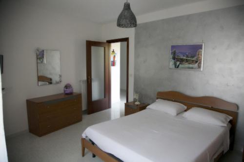 1 dormitorio con 1 cama blanca grande y vestidor en Casa Vacanza "Romano", en Pimonte