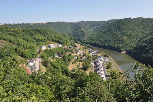 eine Luftansicht eines Dorfes auf einem Hügel neben einem Fluss in der Unterkunft Gite rural a Bivels in Bivels