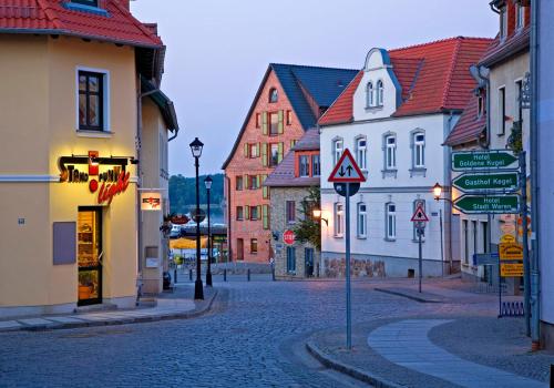 a cobblestone street in a town with many buildings at Apartment Yachthafen Waren in Waren