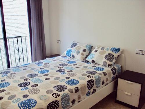 トッサ・デ・マールにあるApartamento Victorのベッドルーム1室(青と白のシーツ、枕付)