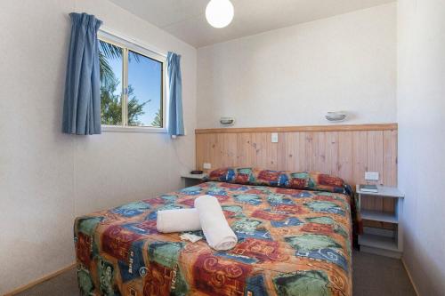 Llit o llits en una habitació de Mollymook Caravan Park
