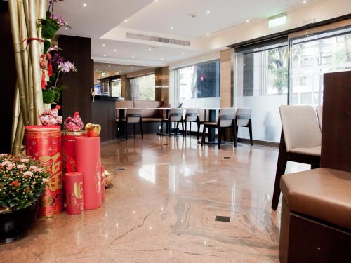 een eetkamer met tafels en stoelen in een restaurant bij KDM Hotel in Taipei