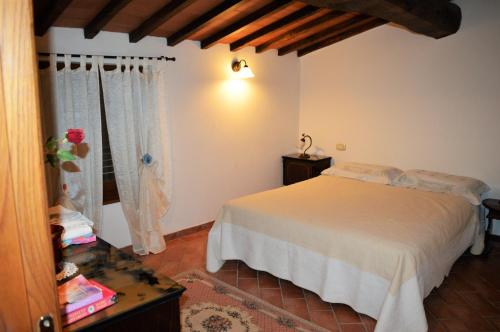 A bed or beds in a room at Agriturismo Le 3 Rose