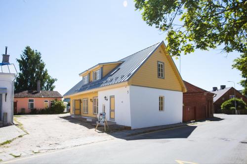 uma casa com um telhado amarelo numa rua em Haapsalu Old Town Apartments em Haapsalu