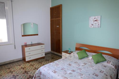 トラーパニにあるAppartamento Trapani Mare 2のベッドルーム1室(ベッド1台、ドレッサー、鏡付)