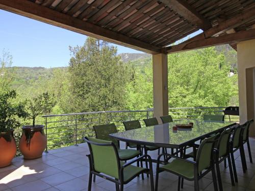 バルジュモンにあるTranquil Villa in Bargemon with Private Poolの眺めの良いパティオ(テーブル、椅子付)