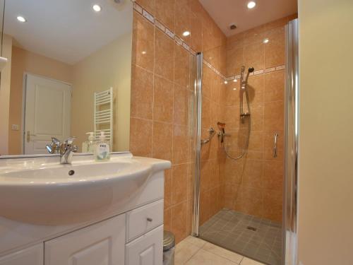 La salle de bains est pourvue d'un lavabo et d'une douche. dans l'établissement Les Vaux, à Villedieu-les-Poêles