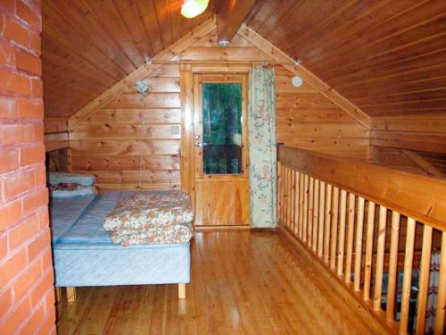 Alppimaja في لابوا: غرفة نوم بسرير في كابينة خشبية