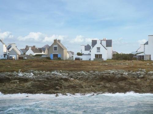 een rij huizen aan de kust bij het water bij Beautiful holiday home by the sea in Penmarch in Saint-Guénolé