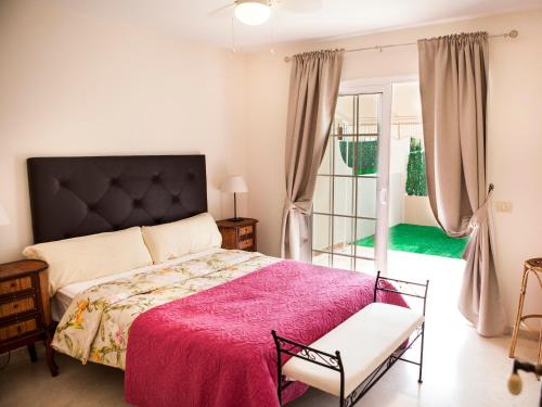 - une chambre avec un grand lit et une couverture rose dans l'établissement Duplex 2bedroom for you, à Palm-mar