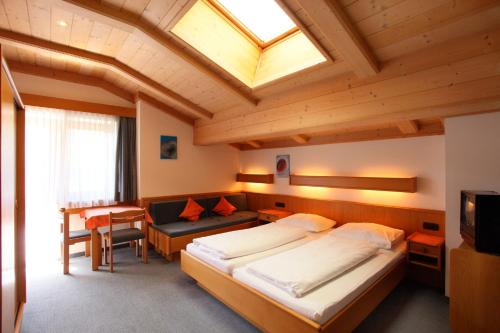 1 Schlafzimmer mit 2 Betten und einem Dachfenster in der Unterkunft Pension Brixana in Brixen im Thale