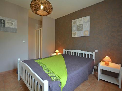 une chambre avec un lit avec une couverture verte dessus dans l'établissement Villa in Saint-Victor with Private Pool, à Saint-Victor-de-Malcap