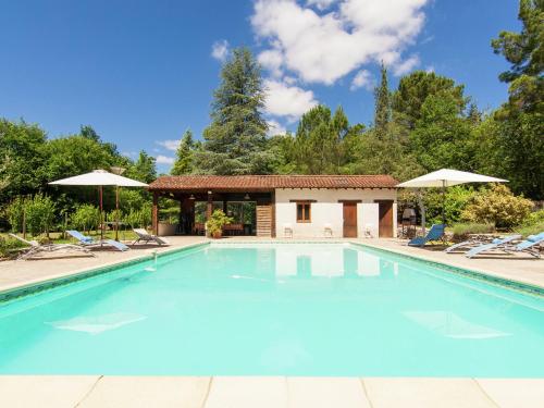 een zwembad met stoelen en een huis bij Cosy Holiday Home in Bourgnac with Private Pool in Bourgnac