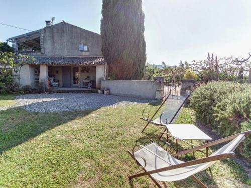 MaubecにあるCottage in Oppède with Pool and Gardenの家の庭に座る椅子2脚