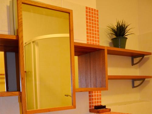 einen Spiegel an einer Wand in einem Zimmer in der Unterkunft Apartmán KINALI Horní Lipová in Ober Lindewiese