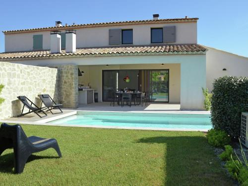 マロセーヌにあるModern villa with private pool in Malauc nの庭にスイミングプールがある家