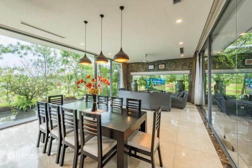 a dining room with a table and chairs at FLAMINGOS Villa Happy 3 phòng ngủ- view Hồ- bể bơi riêng in Ngọc Quang