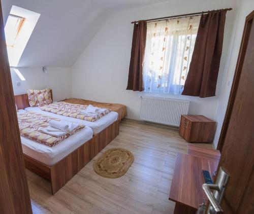 BoghişにあるCasa Albă -Fehér Házの小さなベッドルーム(ベッド2台、窓付)