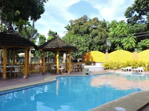 a pool at a resort with a gazebo at Dao Diamond Hotel & Restaurant in Tagbilaran City