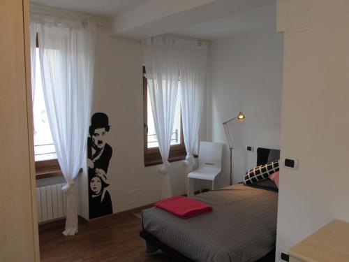 リーヴァ・デル・ガルダにあるL'Angolo di Edda -のベッドルーム1室(壁に絵画が描かれたベッド1台付)