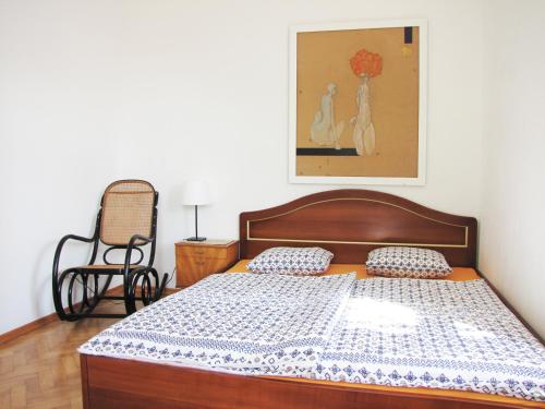バート・イシュルにあるApartment "Villa Girardi"のベッドルーム1室(ベッド1台、椅子付)