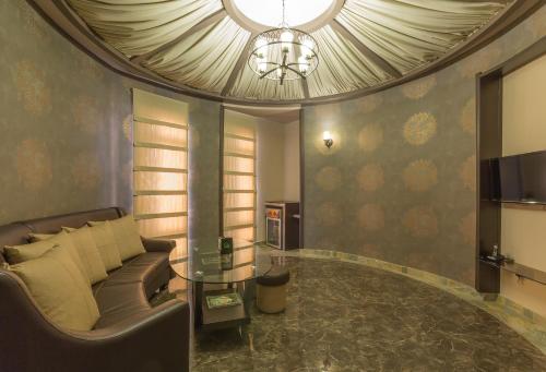  Green Palace Hotel -  Chambre  photo :   Minibar    Shower    Bath                           