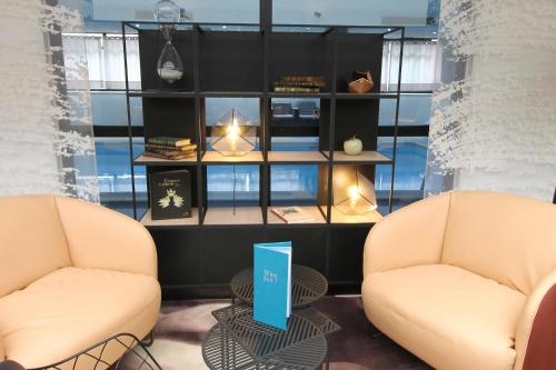 a waiting room with two chairs and a table at Hotel Mercure Blois Centre in Blois