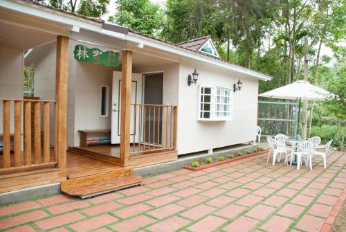 a small house with a deck and a patio at 林家莊民宿 in Lugu