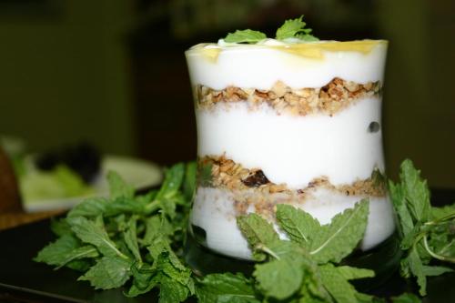 una torta verde e bianca con sopra delle noci di Dawsons Game Lodge a Badplaas